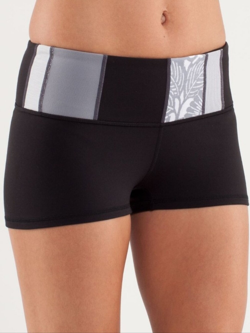 Lululemon Women's Boogie Shorts Black Quilting Spring 20 Reversible Mid-Rise 4